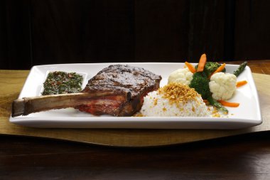 t-Bone bir yemek görev yaptı.