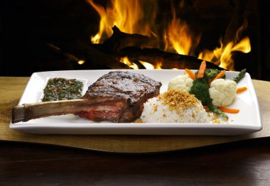 t-Bone bir yemek görev yaptı.