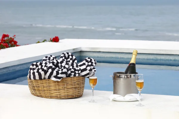 Toalhas e champanhe na piscina — Fotografia de Stock