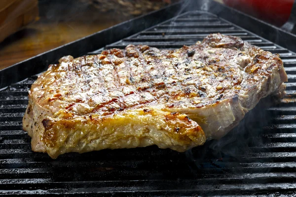 Bistecca di manzo alla griglia — Foto Stock