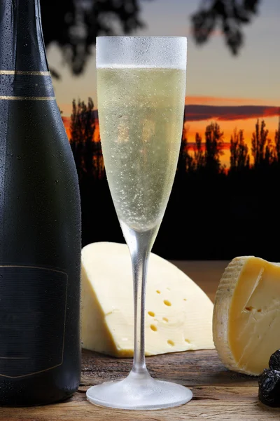 Şampanya lezzetli peynir ile — Stok fotoğraf