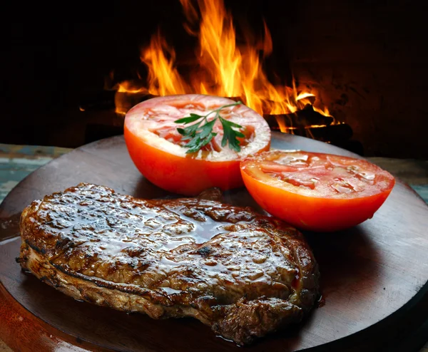 Bife e tomate para churrasco — Fotografia de Stock