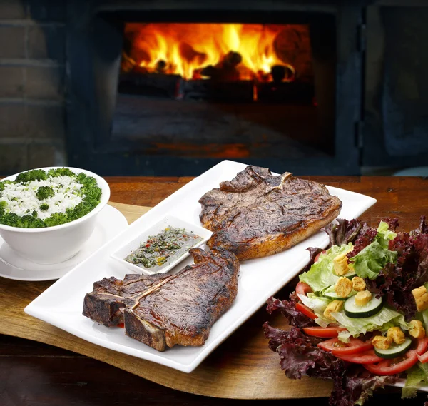 T-bone con salsa y ensalada — Foto de Stock