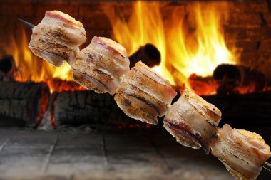 üzerinde şiş ızgara madalyon