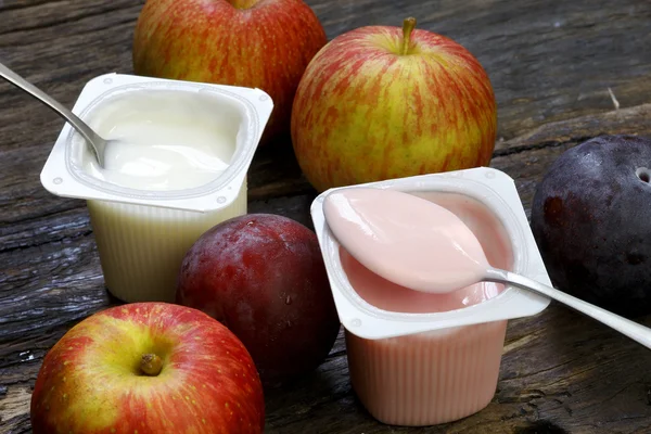 Obchodní ovoce jogurt — Stock fotografie