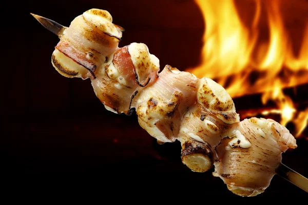 Churrasco com bacon no espeto — Fotografia de Stock
