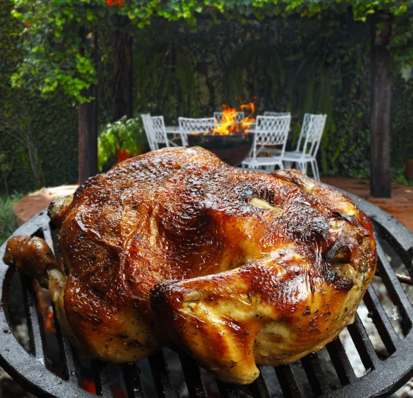 Pollo intero alla griglia — Foto Stock