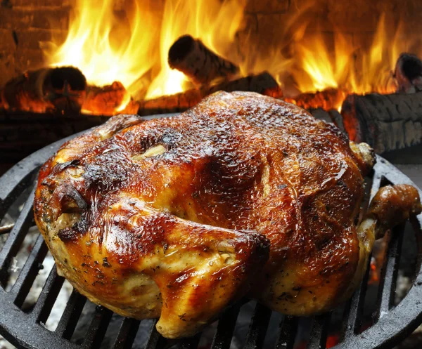 Pollo intero alla griglia — Foto Stock