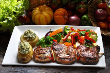 kebap, patates ve sebze