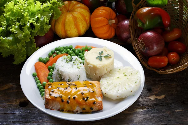 Comida con salmón a la parrilla — Foto de Stock