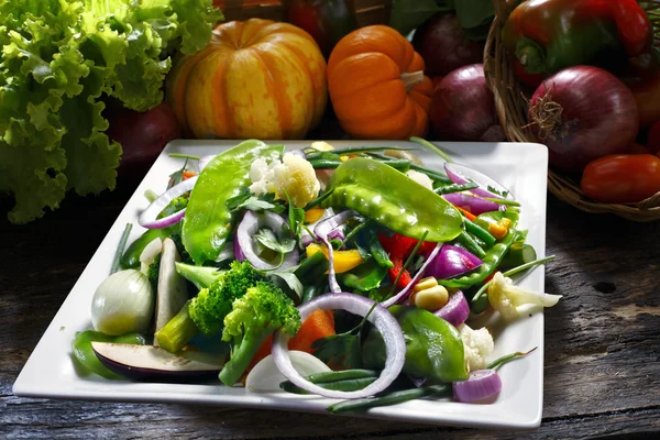 Ensalada de verduras con guisantes, cebollas, coliflor, calabaza, pimientos —  Fotos de Stock