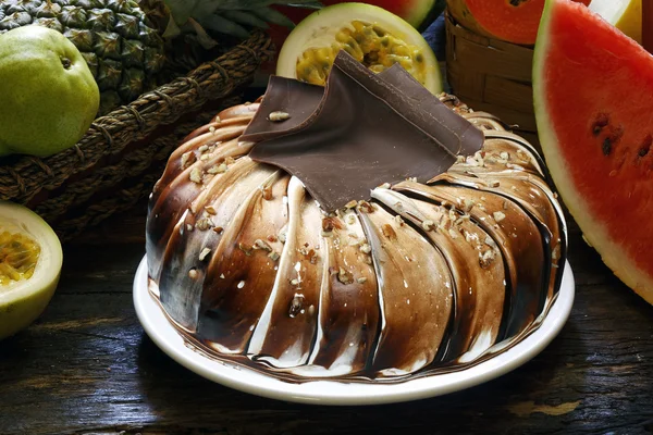 Čokoládový dort s ovocem a okolí — Stock fotografie
