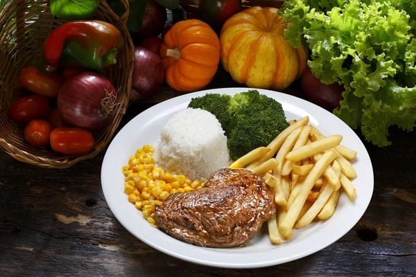 Arroz com batatas e carne . — Fotografia de Stock