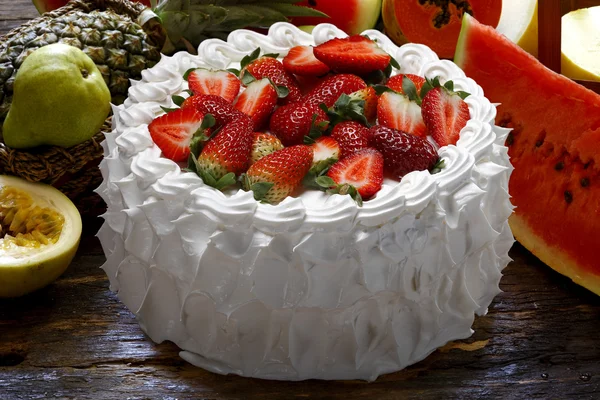 Torta alla panna montata con fragola — Foto Stock