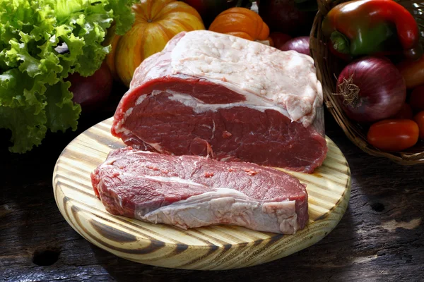 Rohes Steak auf einem Tablett — Stockfoto