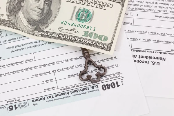 Klíč na pozadí formuláře daně a peníze — Stock fotografie