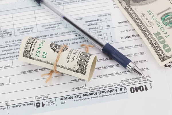 Pengar och penna på skatt bildar bakgrund — Stockfoto