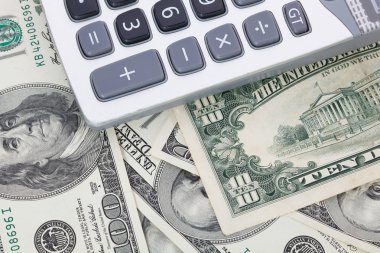 Para ve hesap makinesi ile vergi formu.