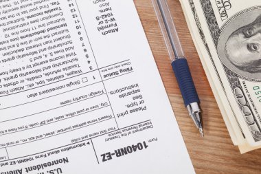 Bize formu ahşap masa arka plan üzerinde kalem ile vergi