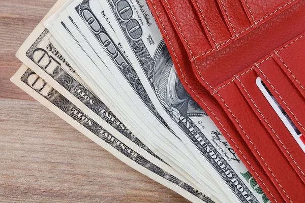 dolar ve ahşap masa cüzdan