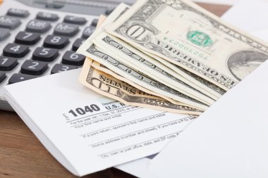 Hesap makinesi ve para ile vergi formu