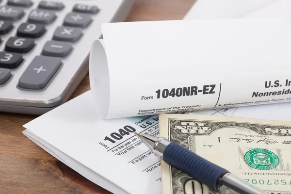 Formulario de impuestos con calculadora y dinero —  Fotos de Stock