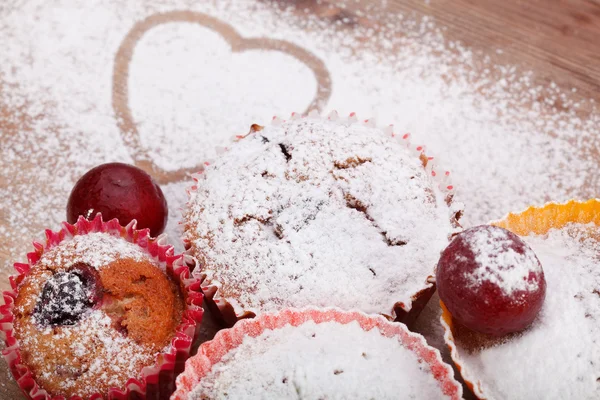 Freshly baked muffin sprinkled with powdered sugar — Stock Photo, Image