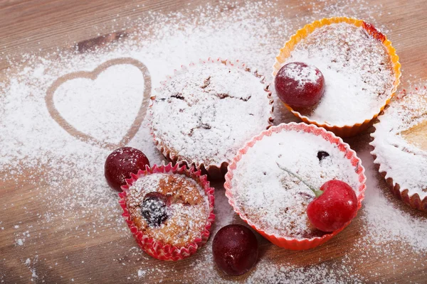 Muffin appena sfornato cosparso di zucchero a velo — Foto Stock