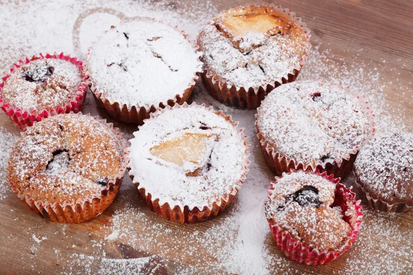 Φρεσκοψημένο muffin πασπαλισμένα με ζάχαρη άχνη — Φωτογραφία Αρχείου