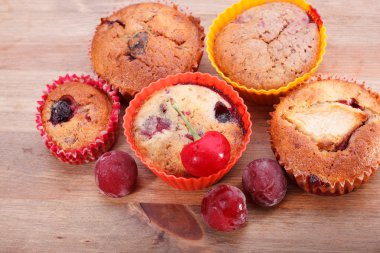 bir tabloda muffins