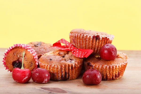 Freshly baked muffin sprinkled with powdered sugar and frozen cherries — Stock Photo, Image