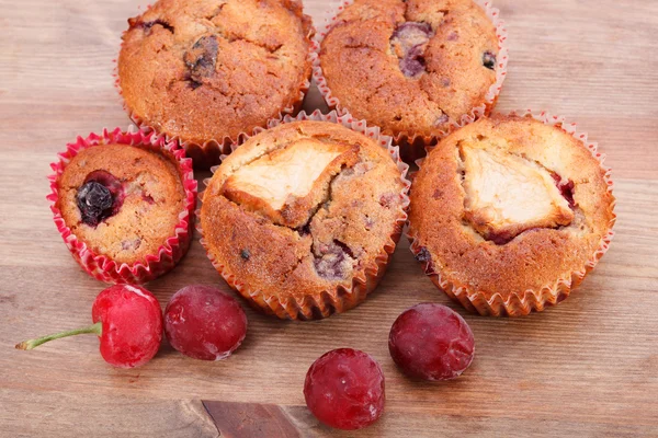 Muffin su un tavolo — Foto Stock