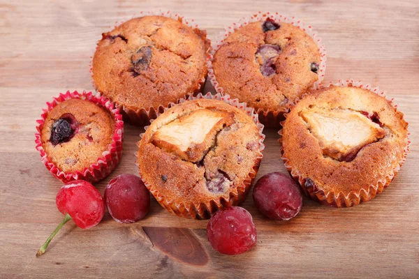 Muffins em uma mesa — Fotografia de Stock