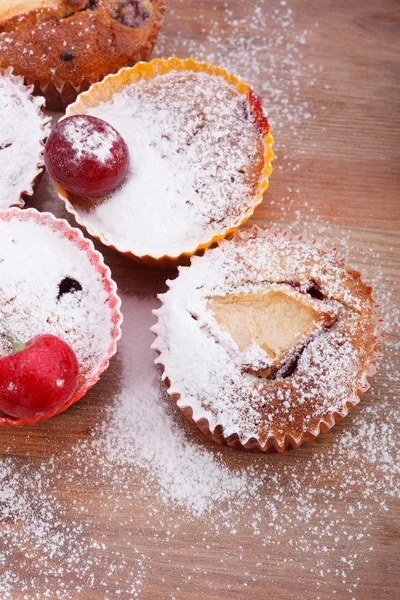 Freshly baked muffin sprinkled with powdered sugar — Stock Photo, Image