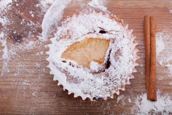 Muffins e paus de canela — Fotografia de Stock