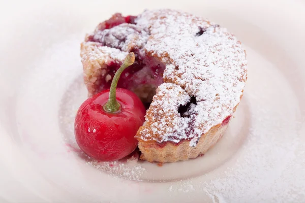 Piece of maffin and fresh cherries on a plate — Stock Photo, Image