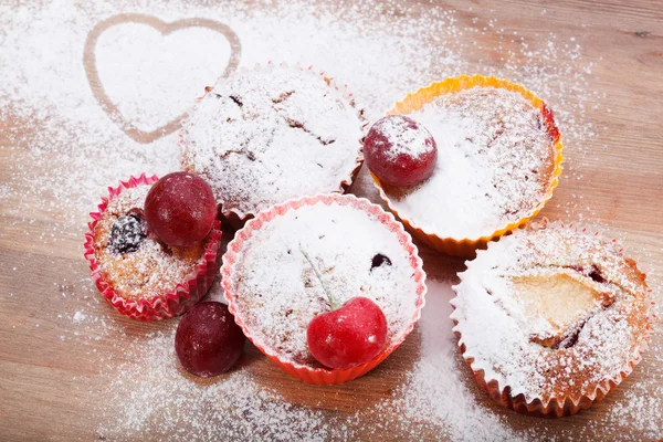 Freshly baked muffin sprinkled with powdered sugar — Stock Photo, Image