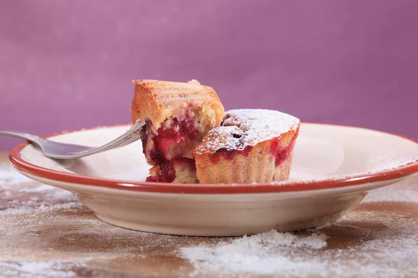 Muffins sprinkled with powdered sugar — Stock Photo, Image