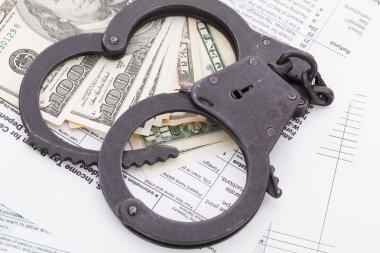 birçok dolar faturaları vergi formu arka plan üzerinde kelepçe ile