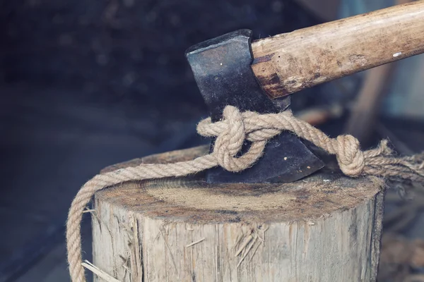 Стара сокира пов'язана з мотузкою — стокове фото