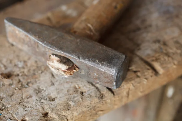 İşçiliği masaya çekiç. Marangoz kavramı işyeri 