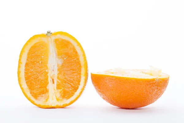 Dvě poloviny pomeranče na bílém pozadí — Stock fotografie