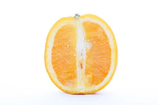 Половинки апельсина на белом фоне — стоковое фото