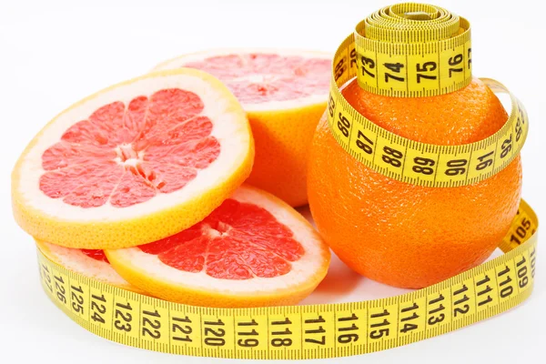 Segmenten van de grapefruit en meetlint — Stockfoto