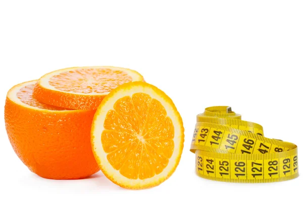 Tranches d'une orange avec ruban à mesurer sur fond blanc — Photo