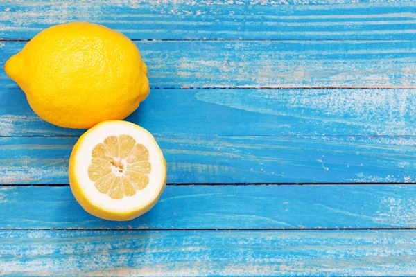 Taze limon mavi ahşap tablo — Stok fotoğraf