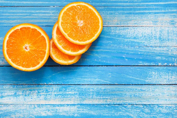 Tranches d'orange fraîche sur table en bois bleu — Photo