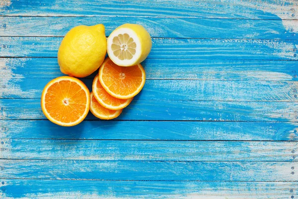 Taze portakal ve limon mavi ahşap tablo — Stok fotoğraf