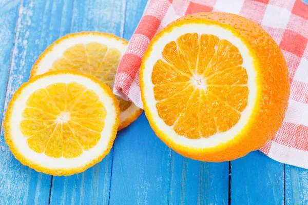 Orange frais avec table en bois bleu — Photo