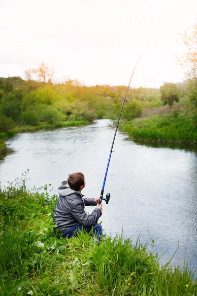 Homme avec canne à pêche au bord de la rivière — Photo